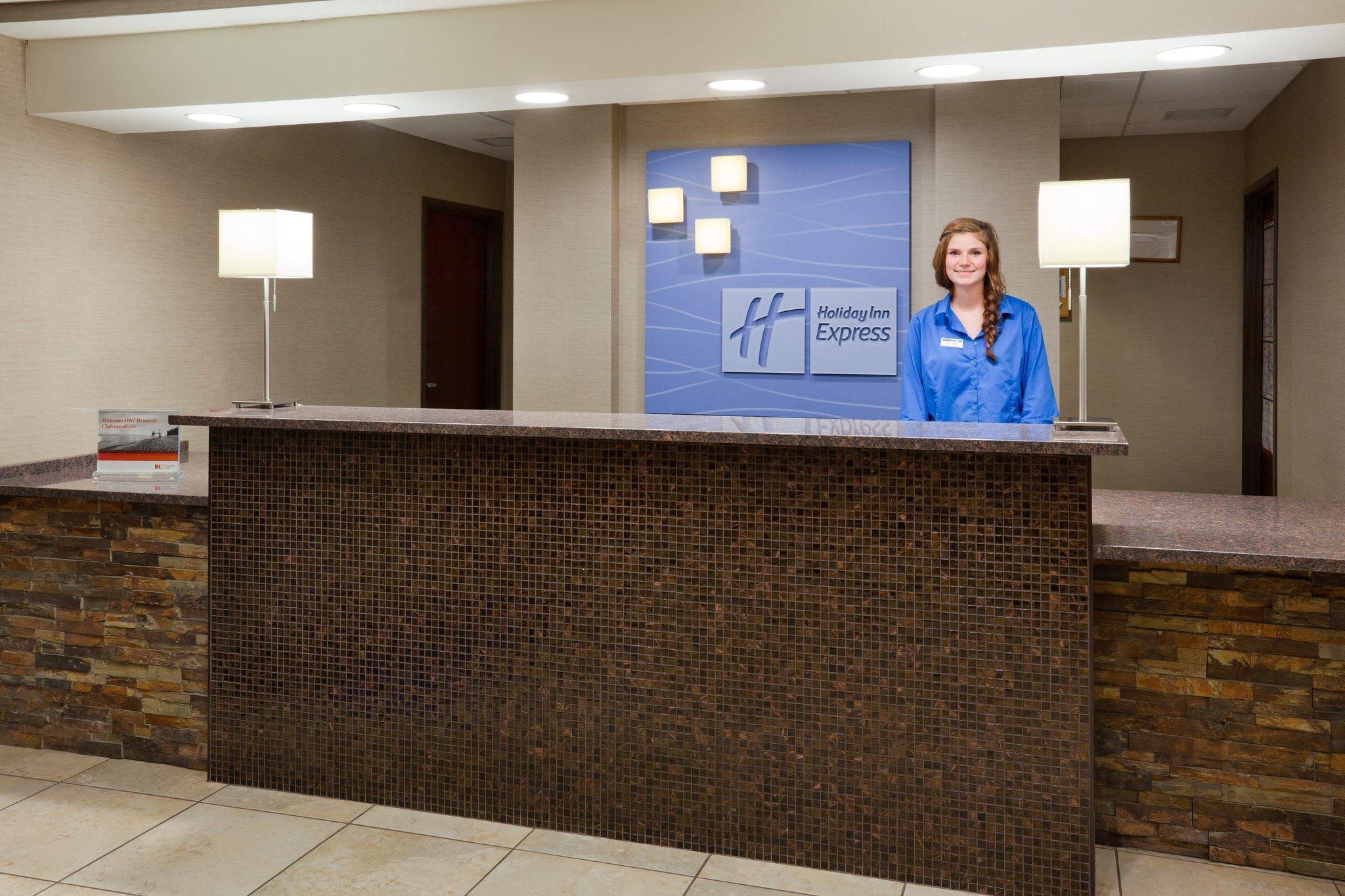 Holiday Inn Express & Suites Aberdeen By Ihg Exterior photo